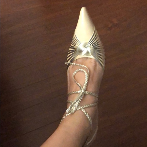 Very beautiful shoes with gold braids details - Picture 3 of 8